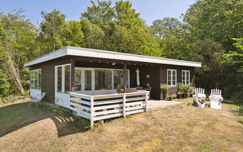 Yasha - 200M from the Sea: Hout, Dak, Architectuur, Huis, Huis, Verblijf, Siding, Hardwood, Helling, Landgoed