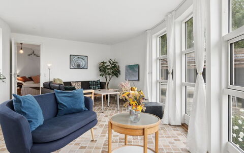 Vemund - 100M to the Fjord: Interieur Ontwerp, Meubilair, Flooring, Verdieping, Hout, Bankstel, Woonkamer, Plafond, Tafel, Kamer