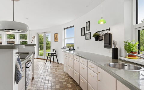 Vemund - 100M to the Fjord: Interieur Ontwerp, Flooring, Meubilair, Plafond, Verdieping, Verlichting, Keuken, Huis, Countertop, Lichte Inrichting