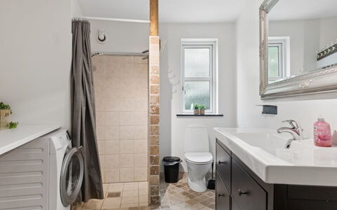 Vemund - 100M to the Fjord: Muur, Flooring, Interieur Ontwerp, Loodgieterswerkinrichting, Verdieping, Badkamer, Plafond, Loodgieter, Badkamerkast, Kamer