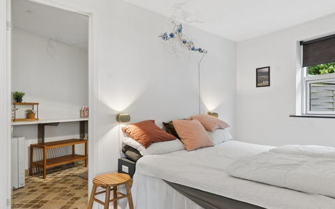 Vemund - 100M to the Fjord: Meubilair, Interieur Ontwerp, Bed, Slaapkamer, Muur, Flooring, Plafond, Hout, Kamer, Verdieping