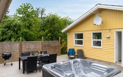 Barth - 950M from the Sea: Dak, Huis, Deur, Verblijf, Schaduw, Siding, Werf, Landgoed, Backyard