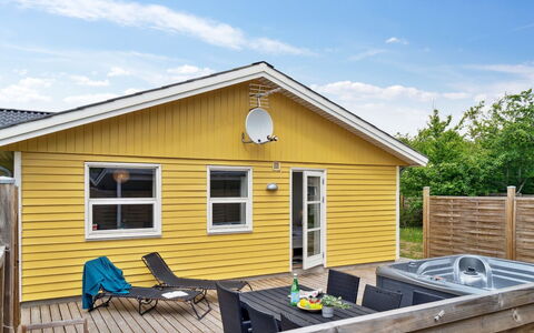 Barth - 950M from the Sea: Dak, Huis, Deur, Verblijf, Schaduw, Siding, Werf, Landgoed, Backyard