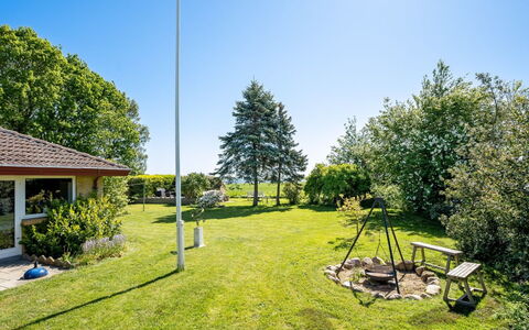 Maleen - 150M to the Fjord: Dak, Huis, Land Lot, Huis, Verblijf, Landgoed, Garden Gebouwen, Schaduw, Blokhut, Landscaping