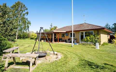 Maleen - 150M to the Fjord: Dak, Huis, Land Lot, Huis, Verblijf, Landgoed, Garden Gebouwen, Schaduw, Blokhut, Landscaping