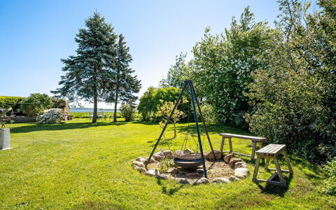 Maleen - 150M to the Fjord: Dak, Huis, Land Lot, Huis, Verblijf, Landgoed, Garden Gebouwen, Schaduw, Blokhut, Landscaping