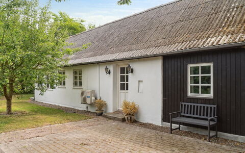 Finja - 6Km from the Sea: Dak, Huis, Huis, Verblijf, Siding, Landgoed, Oprit, Garden Gebouwen, Werf, Schuur