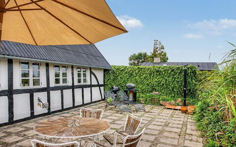 Ilkka - 220M from the Sea: Dak, Huis, Tuin, Verblijf, Schaduw, Stoel, Werf, Landscaping, Bloempot, Landgoed