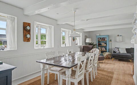 Ilkka - 220M from the Sea: Meubilair, Interieur Ontwerp, Flooring, Hout, Plafond, Eetkamer, Tafel, Verdieping, Keuken En Eettafel, Lichte Inrichting