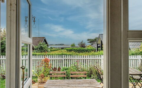 Ilkka - 220M from the Sea: Deur, Bloempot, Veranda, Tuin, Stoel, Kamerplant, Verblijf, Eco Hotel, Balkon