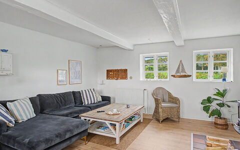 Ilkka - 220M from the Sea: Meubilair, Interieur Ontwerp, Bankstel, Flooring, Muur, Verdieping, Woonkamer, Hout, Kamer, Plafond