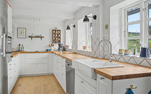 Ilkka - 220M from the Sea: Keuken, Countertop, Flooring, Cabinetry, Interieur Ontwerp, Hout, Meubilair, Gootsteen, Toestel Van De Keuken, Wastafel