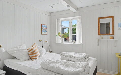 Ilkka - 220M from the Sea: Hout, Flooring, Verdieping, Slaapkamer, Plank, Hardwood, Laken, Bedding, Houten Vloer, Bed