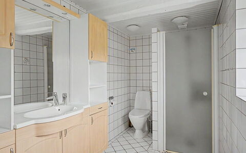 Ilkka - 220M from the Sea: Loodgieterswerkinrichting, Flooring, Muur, Verdieping, Wastafel, Badkamer, Interieur Ontwerp, Wastafel In De Badkamer, Loodgieter, Plafond