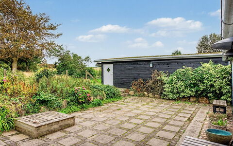 Ilkka - 220M from the Sea: Struik, Tuin, Land Lot, Huis, Groundcover, Flagstone, Backyard, Landscaping, Gang
