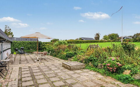 Ilkka - 220M from the Sea: Struik, Tuin, Land Lot, Groundcover, Flagstone, Landscaping, Schaduw, Gazon, Backyard