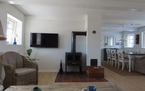 Ilkka - 220M from the Sea: Meubilair, Flooring, Interieur Ontwerp, Verdieping, Hout, Plafond, Kamer, Woonkamer, Tafel, Houten Vloer
