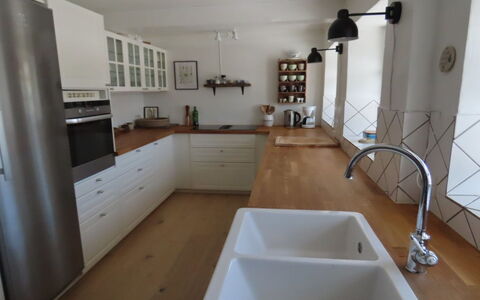 Ilkka - 220M from the Sea: Countertop, Keuken, Flooring, Cabinetry, Interieur Ontwerp, Meubilair, Gootsteen, Verdieping, Hout, Loodgieterswerkinrichting