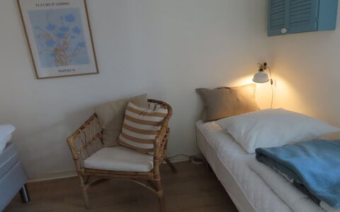 Ilkka - 220M from the Sea: Meubilair, Slaapkamer, Bed, Interieur Ontwerp, Hout, Laken, Verdieping, Bedding, Linens, Flooring