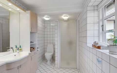 Ilkka - 220M from the Sea: Flooring, Muur, Loodgieterswerkinrichting, Interieur Ontwerp, Verdieping, Plafond, Badkamer, Wastafel, Loodgieter, Tegel