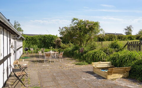 Ilkka - 220M from the Sea: Struik, Land Lot, Tuin, Verblijf, Groundcover, Schaduw, Backyard, Landscaping, Gazon