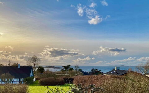 Ilkka - 220M from the Sea: Lucht, Blauw, Wolk, Natuur, Horizon, Cumulus, Zonlicht, Meteorologisch Verschijnsel, Gazon, Verblijf