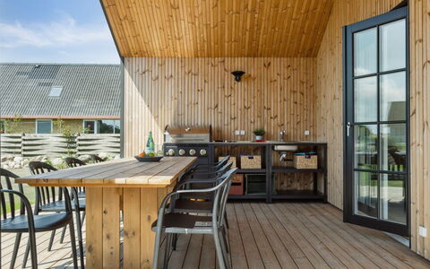 Ottmar - 150M from the Sea: Dak, Huis, Huis, Verblijf, Siding, Landgoed, Oprit, Garden Gebouwen, Werf, Schuur
