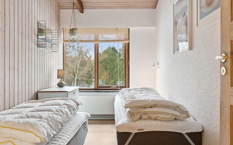 Dana - 525M from the Sea: Slaapkamer, Hout, Bed, Laken, Bedding, Interieur Ontwerp, Meubilair, Verdieping, Flooring, Huis