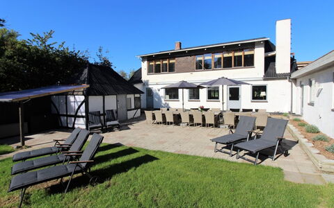 Dana - 525M from the Sea: Dak, Huis, Deur, Verblijf, Schaduw, Siding, Werf, Landgoed, Backyard