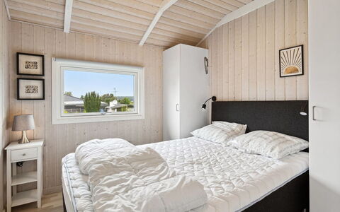 Hjalmsvider - 300M from the Sea: Hout, Slaapkamer, Bed, Huis, Verdieping, Laken, Bedding, Bed Frame, Hardwood, Plank
