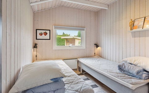 Hjalmsvider - 300M from the Sea: Hout, Slaapkamer, Verdieping, Interieur Ontwerp, Flooring, Huis, Plafond, Bed, Meubilair, Deur