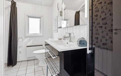 Hjalmsvider - 300M from the Sea: Loodgieterswerkinrichting, Flooring, Verdieping, Interieur Ontwerp, Badkamer, Plafond, Wastafel, Loodgieter, Kraan, Samengesteld Materiaal