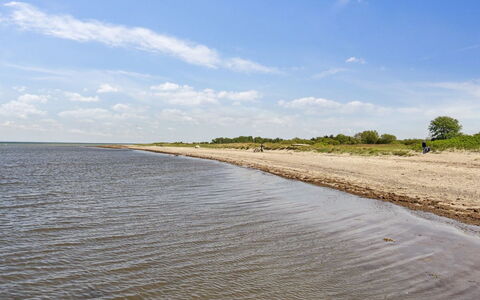 Ika - 450M from the Sea: Meubilair, Interieur Ontwerp, Flooring, Hout, Verdieping, Plafond, Houten Vloer, Stoel, Tafel, Verlichting