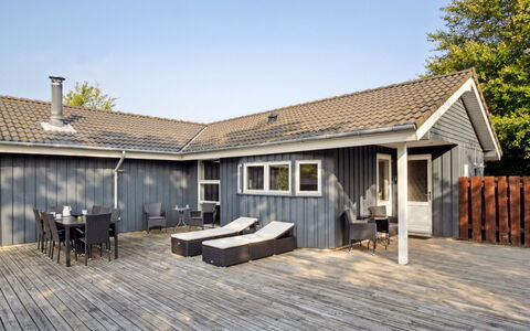 Elif - 30Km from the Sea: Thatching, Verblijf, Huis, Dak, Huis, Boerderij, Hut, Landgoed, Dorp