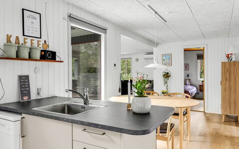 Nyalle - 30Km from the Sea: Keuken, Countertop, Flooring, Toestel Van De Keuken, Verdieping, Keuken En Eettafel, Huishoudapparatuur, Cabinetry, Loodgieterswerkinrichting, Stoel