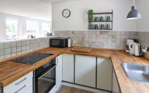Joona - 12Km from the Sea: Flooring, Countertop, Keuken, Hout, Verdieping, Interieur Ontwerp, Cabinetry, Toestel Van De Keuken, Meubilair, Major Appliance