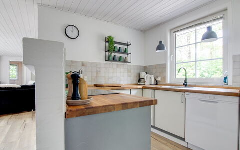 Joona - 12Km from the Sea: Flooring, Verdieping, Interieur Ontwerp, Hout, Countertop, Keuken, Meubilair, Houten Vloer, Cabinetry, Plafond