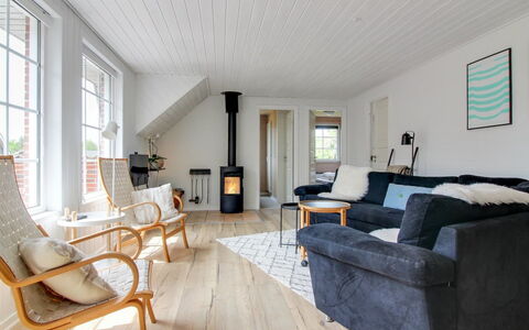 Joona - 12Km from the Sea: Flooring, Houten Vloer, Verdieping, Hout, Interieur Ontwerp, Meubilair, Woonkamer, Huis, Laminaatvloer, Plafond