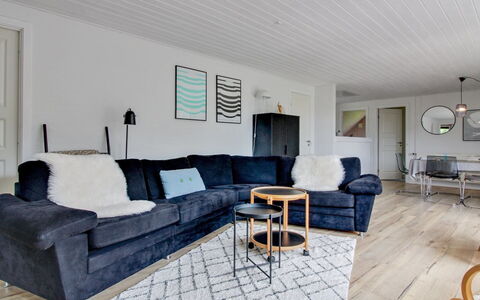 Joona - 12Km from the Sea: Bankstel, Meubilair, Huis, Woonkamer, Flooring, Verdieping, Appartement, Houten Vloer