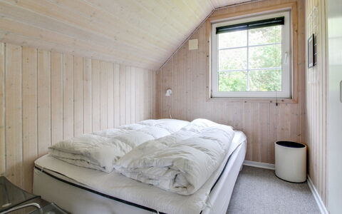 Joona - 12Km from the Sea: Hout, Slaapkamer, Bed, Laken, Bedding, Verdieping, Meubilair, Bed Frame, Hardwood, Kamer