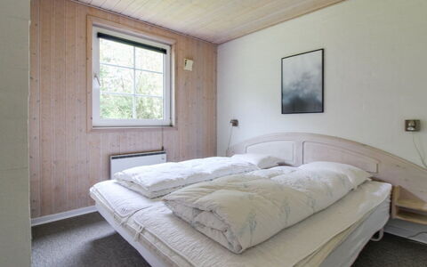 Joona - 12Km from the Sea: Hout, Slaapkamer, Bed, Laken, Bedding, Bed Frame, Plafond, Hardwood, Daylighting, Beits