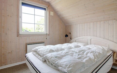 Joona - 12Km from the Sea: Slaapkamer, Hout, Bed, Laken, Bedding, Plafond, Interieur Ontwerp, Verdieping, Bed Frame, Huis