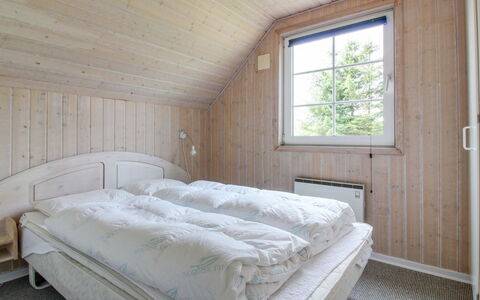 Joona - 12Km from the Sea: Hout, Slaapkamer, Plafond, Huis, Bed, Laken, Bedding, Bed Frame, Hardwood, Verblijf