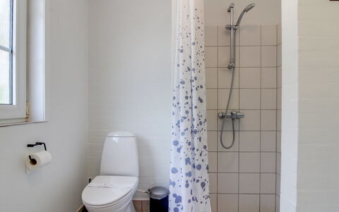 Joona - 12Km from the Sea: Badkamer, Loodgieterswerkinrichting, Wc Bril, Muur, Toilet, Flooring, Verdieping, Wastafel In De Badkamer, Wastafel, Loodgieter