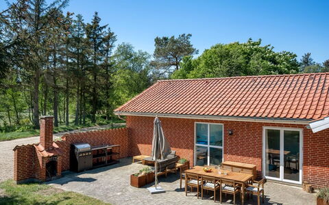 Anniesette - 1.5Km from the Sea: Meubilair, Interieur Ontwerp, Flooring, Hout, Verdieping, Plafond, Houten Vloer, Stoel, Tafel, Verlichting