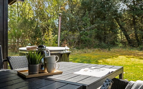 Eli - 1.5Km to the Fjord: Meubilair, Buitenmeubels, Hout, Tafel, Stoel, Buitentafel, Keuken En Eettafel, Tuin, Schaduw, Backyard