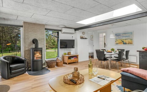 Eli - 1.5Km to the Fjord: Flooring, Meubilair, Interieur Ontwerp, Hout, Verdieping, Plafond, Verlichting, Kamer, Lichte Inrichting, Woonkamer