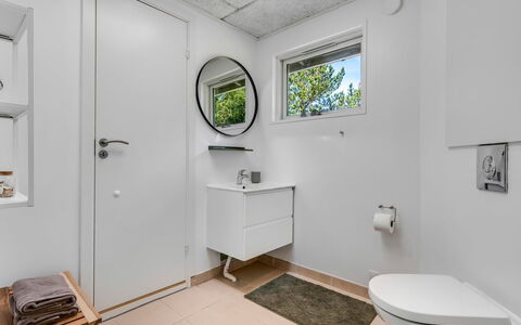 Eli - 1.5Km to the Fjord: Flooring, Loodgieterswerkinrichting, Verdieping, Interieur Ontwerp, Wc Bril, Toilet, Wastafel, Loodgieter, Badkamer, Kraan