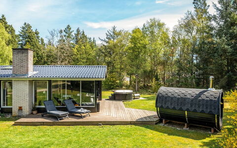 Eli - 1.5Km to the Fjord: Gras, Verblijf, Land Lot, Dak, Tuin, Groundcover, Garden Gebouwen, Gazon, Werf