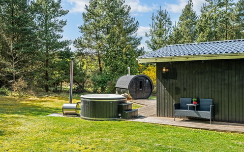 Eli - 1.5Km to the Fjord: Tuin, Gazon, Werf, Landscaping, Garden Gebouwen, Backyard, Park, Schuur, Blokhut